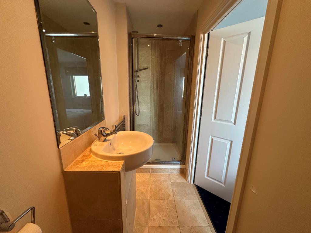 Lot: 62 - TWO-BEDROOM PURPOSE-BUILT FLAT WITH UNDERGROUND PARKING - En Suite Bathroom